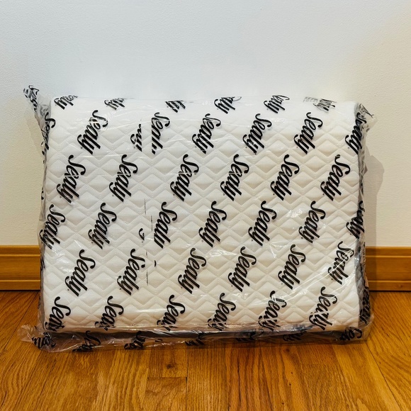 Sealy Neck contour pillow like new condition - Picture 2 of 4